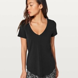 Lululemon Love Tee V

 Black euc 8